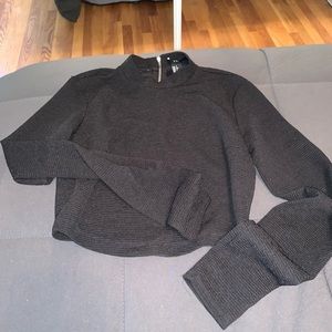 Black long-sleeve ribbed cropped top.